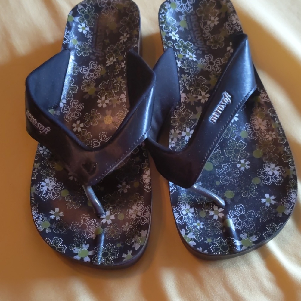 Aerosoft black flip flops. Size 10